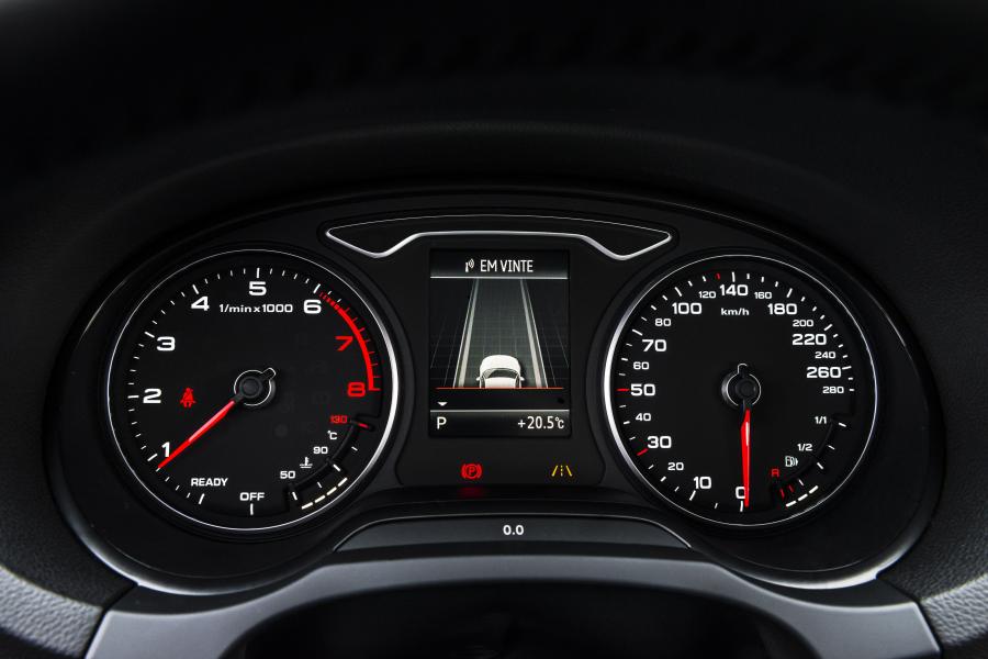 Панель приборов Audi A3 Sedan 2.0 TFSI (8V) 2015 года  (LA) (фото 11 из 12)